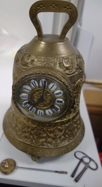 Pendule cloche en bronze doré, ornée d'un...