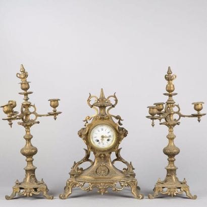 Garniture de cheminée en bronze doré composée...