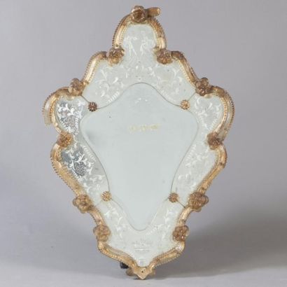 Miroir en verre de Venise en forme d'écusson...