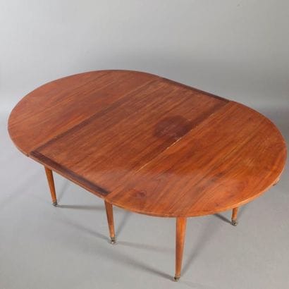 Table ronde à volets et allonges en acajou...