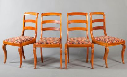 Quatre chaises à châssis en bois fruitier...