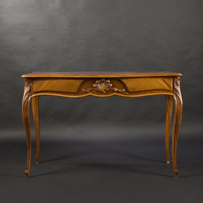 Table de salon en noyer et placage de noyer...