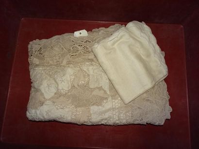 Mannette de textiles, dont serviettes et...