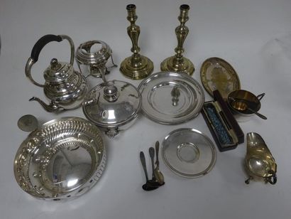 Lot d'objets en métal argenté comprenant...