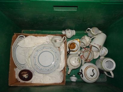 Caisse de céramiques, dont verseuses, assiettes...
