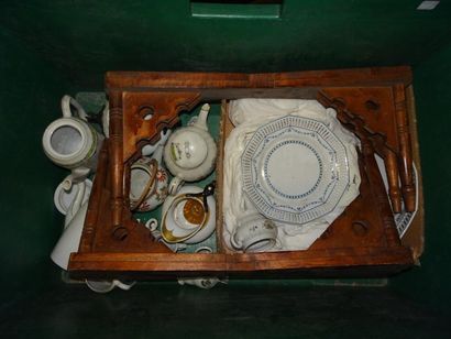 Caisse d'objets divers.