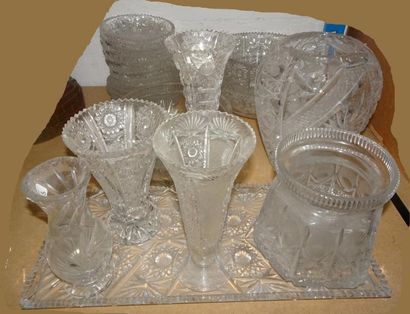 Mannette de soucoupes, vases, plateau......