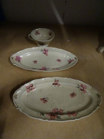 Caisse :

Service de table en porcelaine...