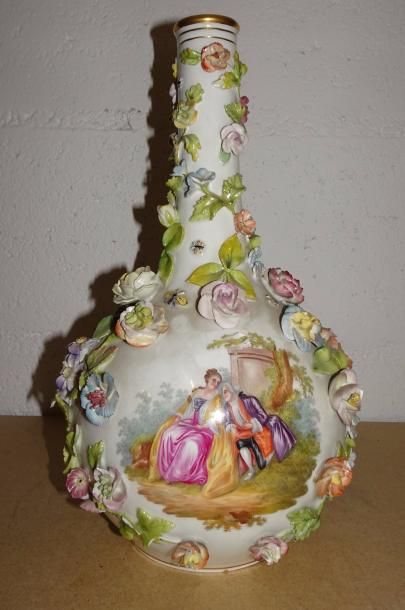 Vase bouteille en porcelaine blanche à décor...