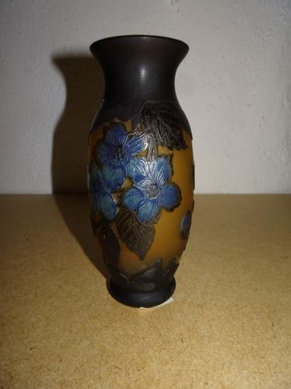 D'après GALLE


Petit vase fuselé sur talon...