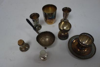 Ensemble d'objets en métal argenté :

- un...