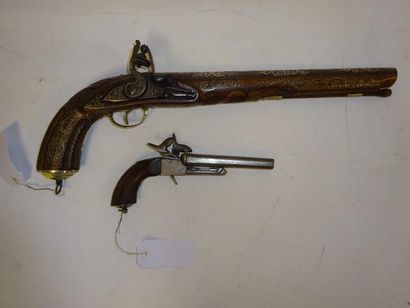 Lot de deux pistolets : 

- un pistolet à...