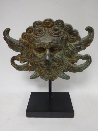Grand mascaron d'homme barbu en bronze patiné...