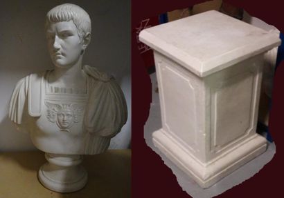Buste d'empereur romain sur un piédestal...
