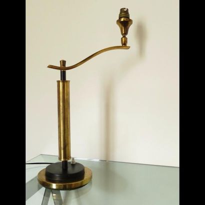 Pied de lampe de forme potence en laiton...