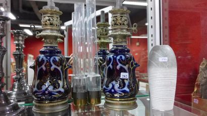 Paire de lampes à pétrole en porcelaine émaillée...
