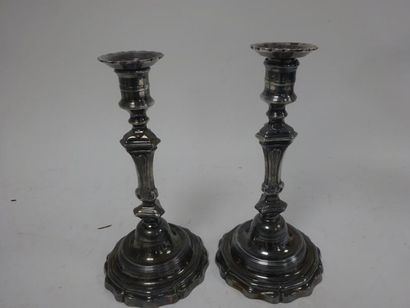 Paire de bougeoirs en bronze argenté. 

Style...