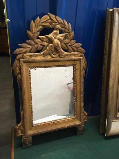 Petit miroir en bois doré et sculpté à deux...