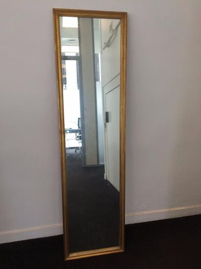 Miroir rectangulaire en bois et plâtre doré...