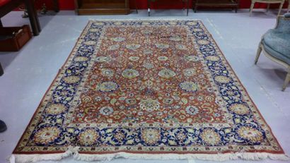Tapis à décor floral polychrome sur champ...