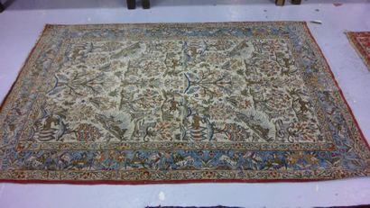 ORIENT


Tapis à écoinçons et à décor po...