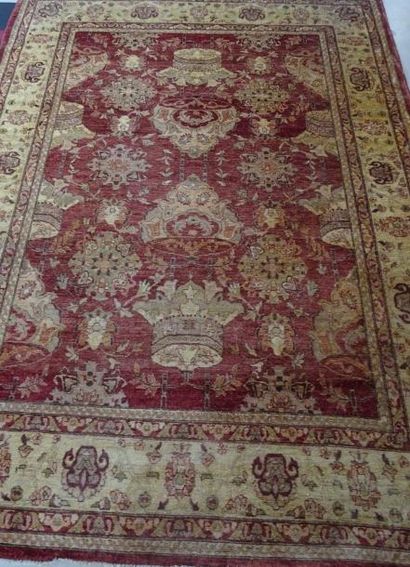 Tapis. 

380 x 282 cm. 