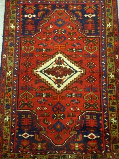 Quatre tapis comprenant : 

- Un à motifs...