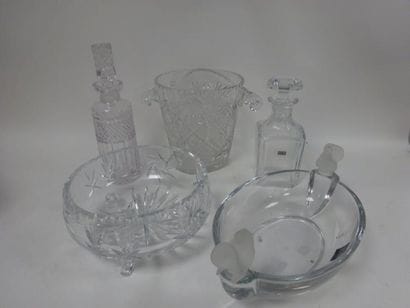 Lot de verrerie comprenant : 

-Une carafe...