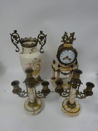 Pendule et paire de candélabres formant garniture...