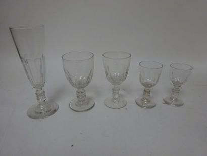 Ensemble de verres en cristal comprenant...