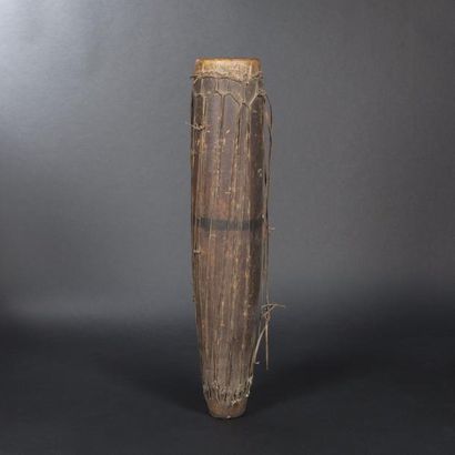 Tambour complet avec sa peau et son cordage.

Congo...