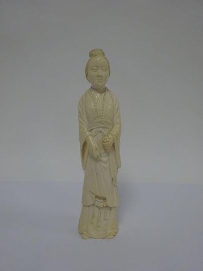 CHINE

Femme au chignon tenant le drapé de...