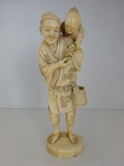 JAPON 

Homme tenant un enfant lui donnant...