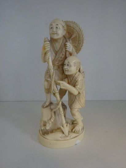 JAPON

Deux pêcheurs au harpon. 

Okimono...