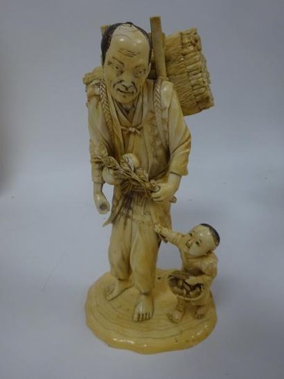 JAPON

Paysan portant un fagot et tenant...