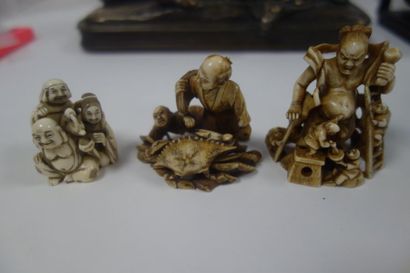 JAPON

- deux pêcheurs avec un crabe.

Signé...