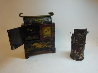 JAPON

Cabinet miniature en bois laqué noir,...
