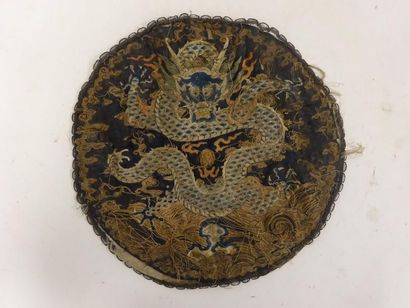 CHINE

Coussin circulaire à décor d'un dragon...