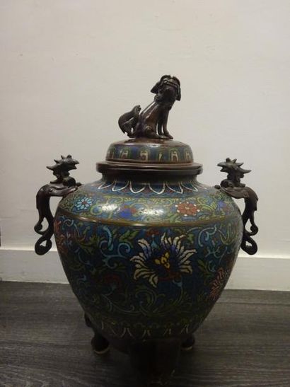 CHINE

Brûle-parfum en bronze à patine brune...