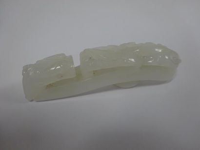 CHINE 

Fibule en jade blanc à décor d'une...