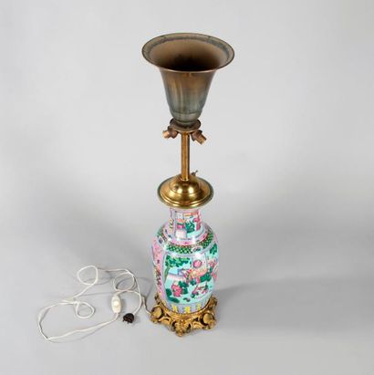 CHINE. 

Vase balustre en porcelaine à fond...