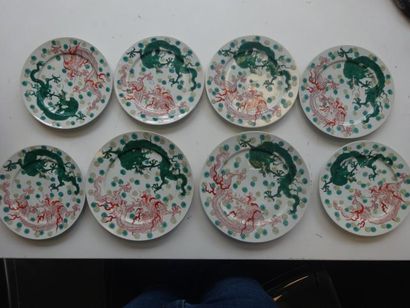 CHINE

Deux grandes assiettes et six à dessert...