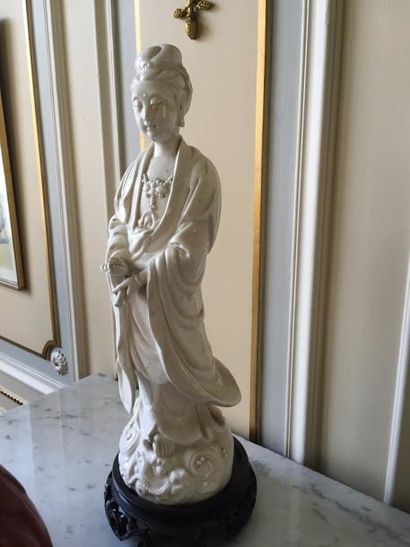 CHINE
Divinité sur une nuée en porcelaine...