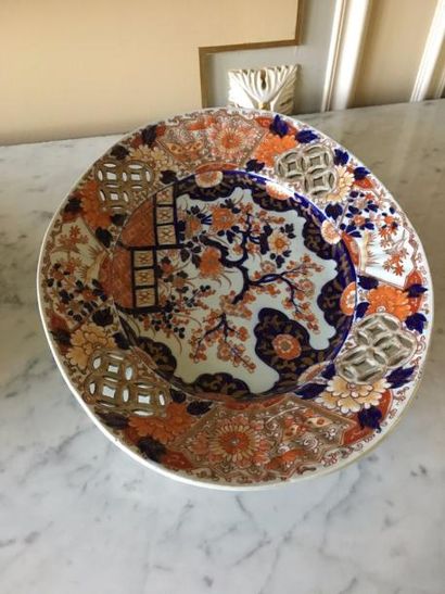 JAPON

Plat ovale en porcelaine à décor Imari...