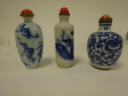 CHINE

Lot de trois tabatières en porcelaine...