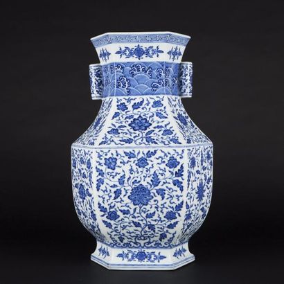 CHINE
Grand vase de style Impérial en porcelaine...