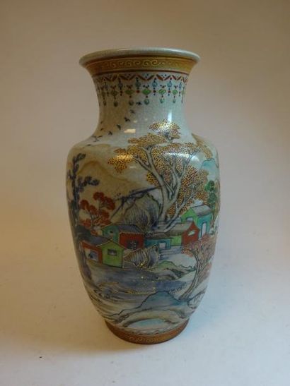 JAPON

Vase de forme balustre en faïence...