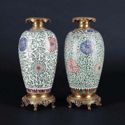 Dans le goût de la CHINE

Paire de vases...