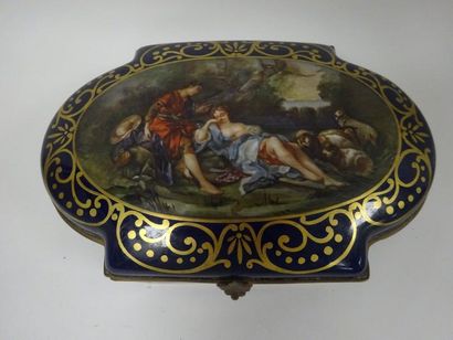 Boîte en porcelaine

A décor, sur le couvercle,...