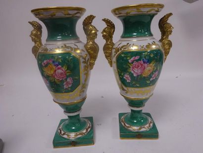Paire de vases fuselés en porcelaine blanche...